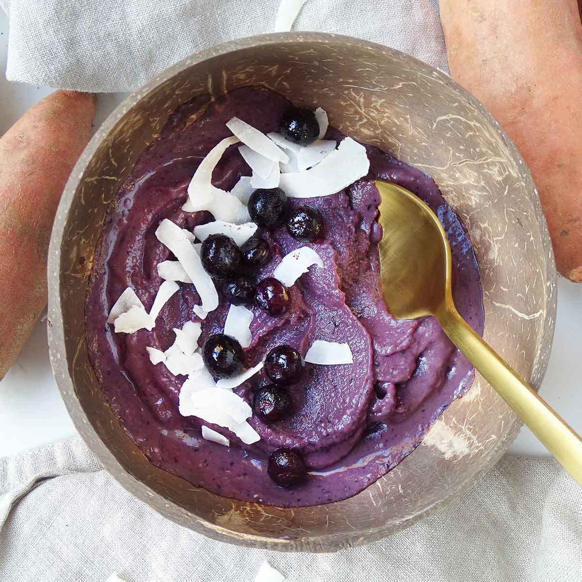Low Sugar Blueberry and Ginger Smoothie Bowl