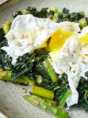 Candida Diet Breakfast - Poached Eggs and Greens